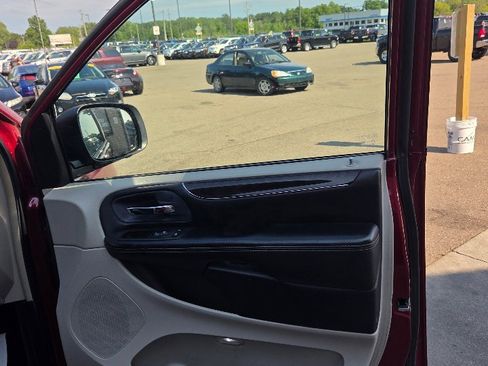 Used 2016 Chrysler Town & Country Touring w/ Driver Convenience Group image 14