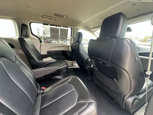 Used 2024 Chrysler Pacifica Touring-L image 25