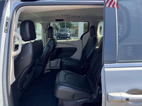 Used 2023 Chrysler Pacifica Touring-L FWD image 13