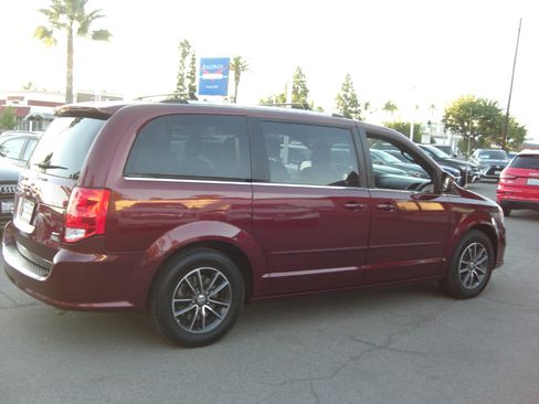 Used 2017 Dodge Grand Caravan SXT image 10
