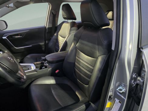 Used 2019 Toyota RAV4 Limited image 10