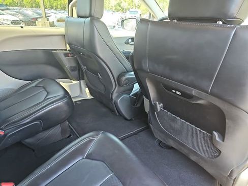 Used 2024 Chrysler Pacifica Touring-L FWD image 11