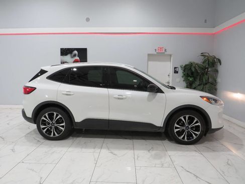 Used 2021 Ford Escape SE w/ SE Sport Appearance Package image 3