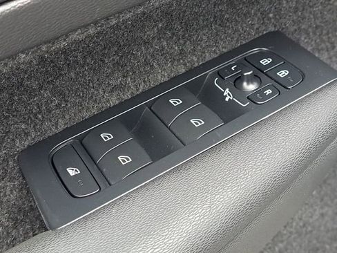 Used 2023 Volvo XC40 B5 Ultimate w/ Protection Package Premier image 19