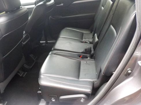 Used 2016 Toyota Highlander XLE AWD/4WD image 11