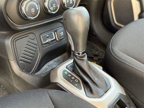 Used 2016 Jeep Renegade Latitude image 12