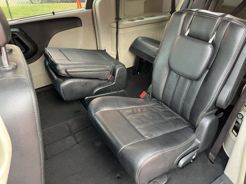 Used 2016 Chrysler Town & Country Touring image 10
