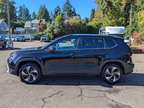 Used 2025 Volkswagen Taos SE w/ Panoramic Sunroof Package image 2