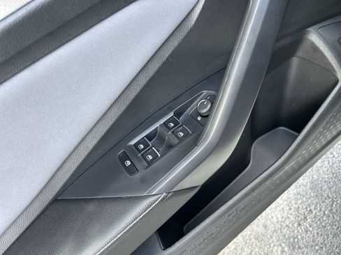 Used 2025 Volkswagen Jetta SE w/ Sunroof Package FWD image 23