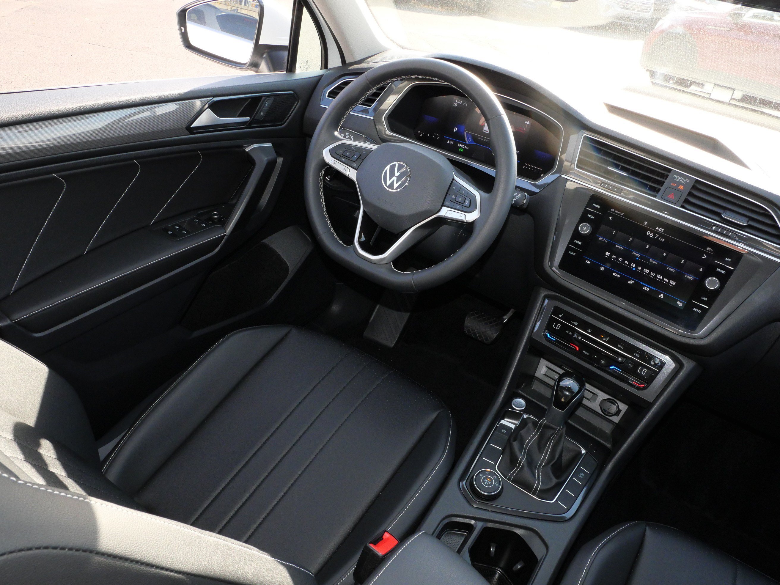 Certified 2024 Volkswagen Tiguan SE w/ Panoramic Sunroof Package AWD/4WD image 9