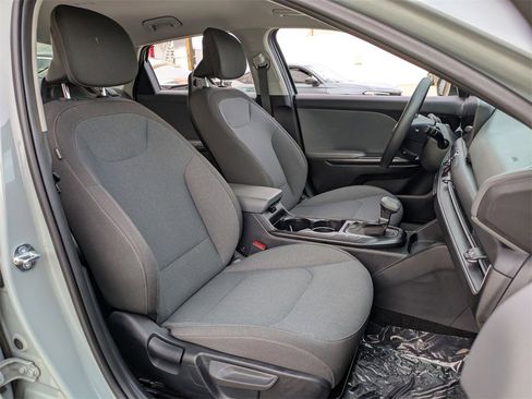 Used 2025 Kia K4 LXS image 28