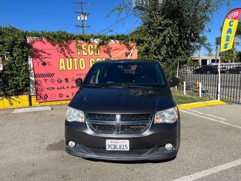 Used 2019 Dodge Grand Caravan SXT image 2