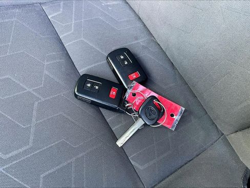 Used 2017 Toyota Tacoma TRD Off-Road image 14