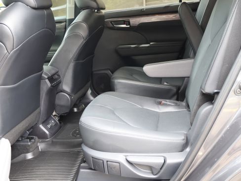 Used 2025 Toyota Highlander Limited AWD/4WD image 16