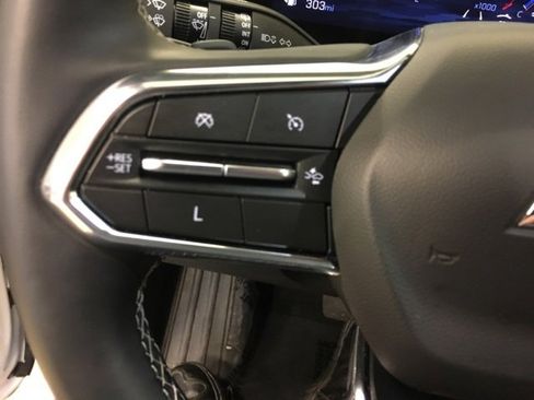 Used 2025 Chevrolet Traverse LT image 28