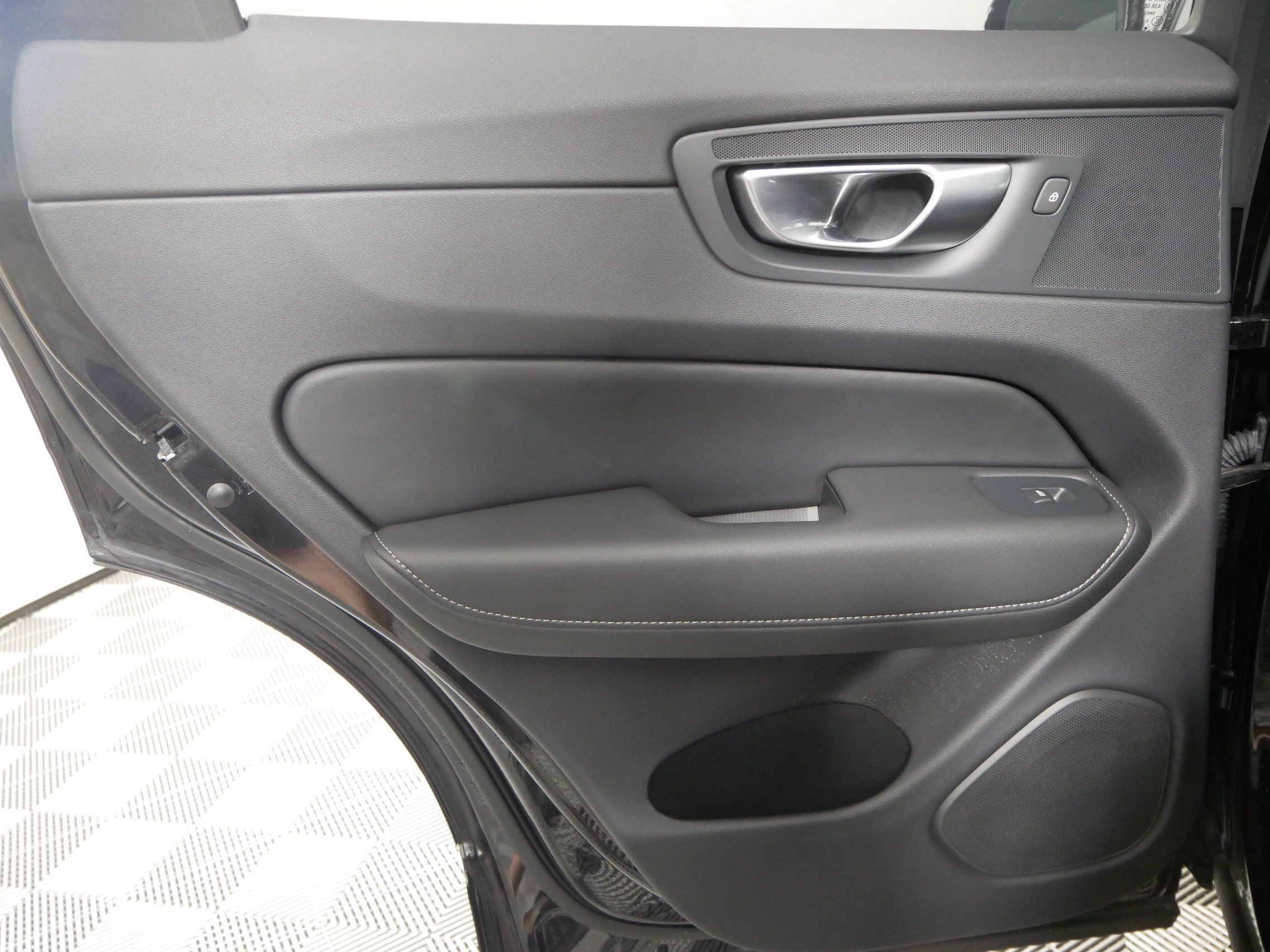 Used 2024 Volvo XC60 T8 Ultimate AWD/4WD image 12