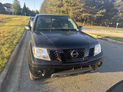 Used 2021 Nissan Frontier SV w/ Midnight Edition Floor Mats image 2