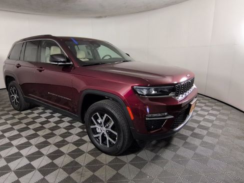 Certified 2023 Jeep Grand Cherokee Limited w/ Luxury Tech Group II AWD/4WD image 3