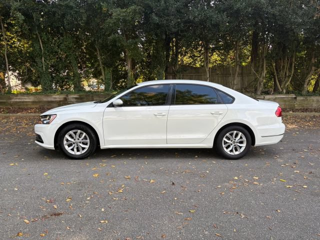 Used 2018 Volkswagen Passat 2.0T S w/ Driver Assistance Package FWD image 2