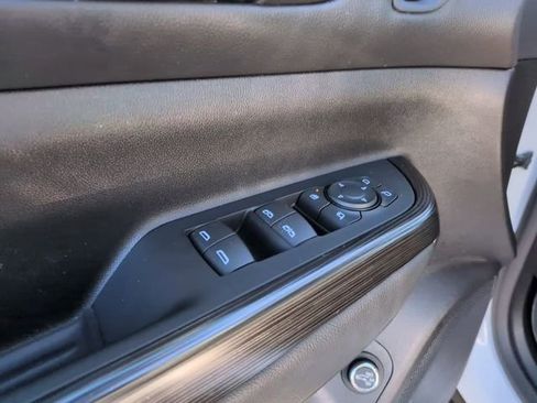 Certified 2023 GMC Acadia SLT w/ Preferred Package image 15