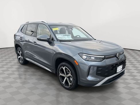 Used 2026 Volkswagen Tiguan SE AWD/4WD image 3