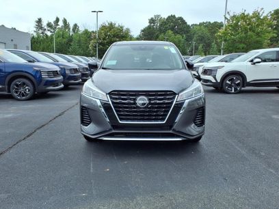 New 2025 Nissan Kicks Play S