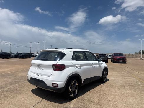 Used 2025 Hyundai Venue SEL FWD image 17