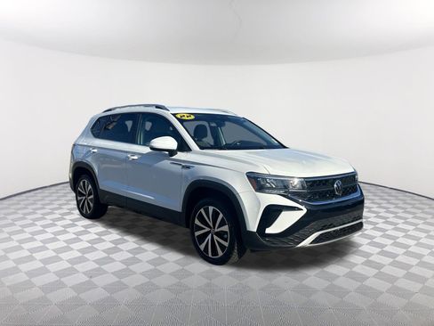 Used 2022 Volkswagen Taos SE image 4