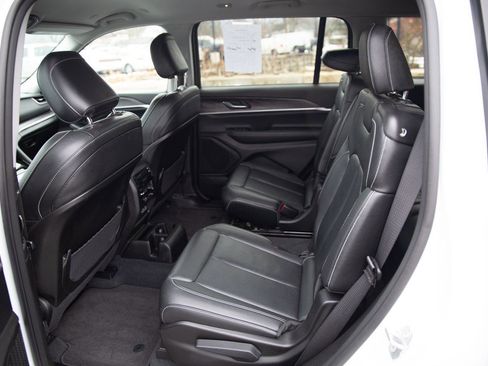 Used 2023 Jeep Grand Cherokee L Limited w/ Black Appearance Package image 12