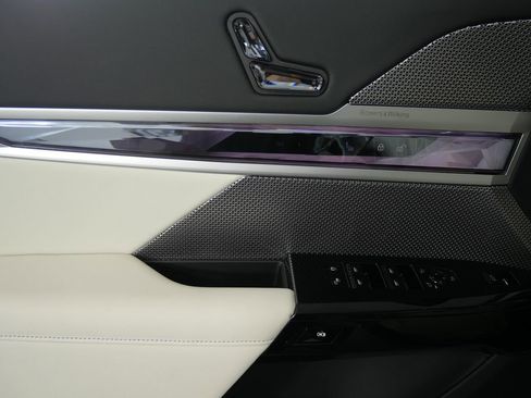 Used 2025 BMW i7 xDrive60 w/ Premium Package image 9