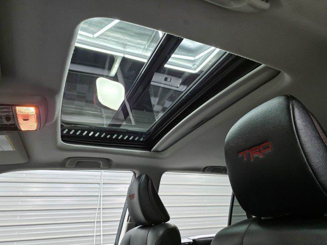 Used 2021 Toyota 4Runner TRD Off-Road Premium w/ Moonroof Package AWD/4WD image 19