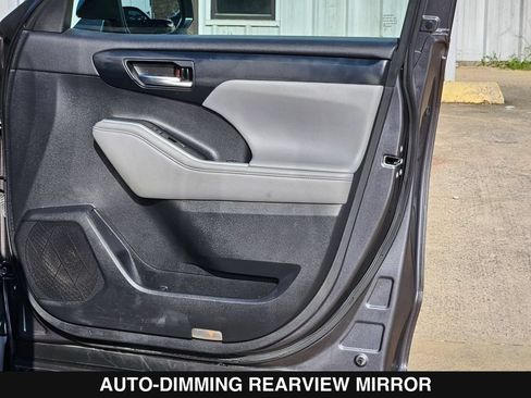 Used 2021 Toyota Highlander XLE AWD/4WD image 34