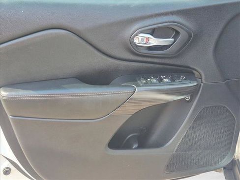Used 2017 Jeep Cherokee High Altitude AWD/4WD image 10