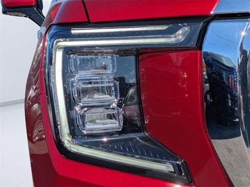 Used 2024 GMC Yukon SLT w/ SLT Luxury Package image 9