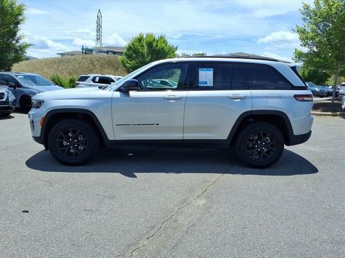 Used 2025 Jeep Grand Cherokee Altitude AWD/4WD image 35