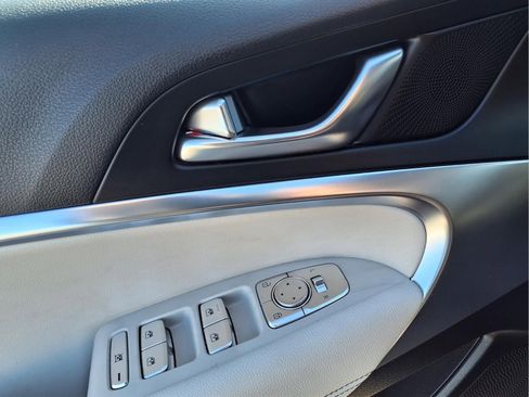 Used 2025 Genesis G70 2.5T image 18