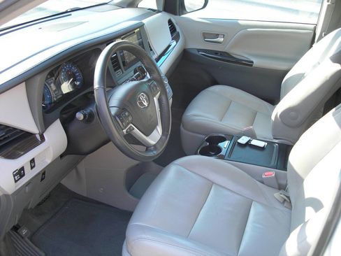 Used 2017 Toyota Sienna image 3