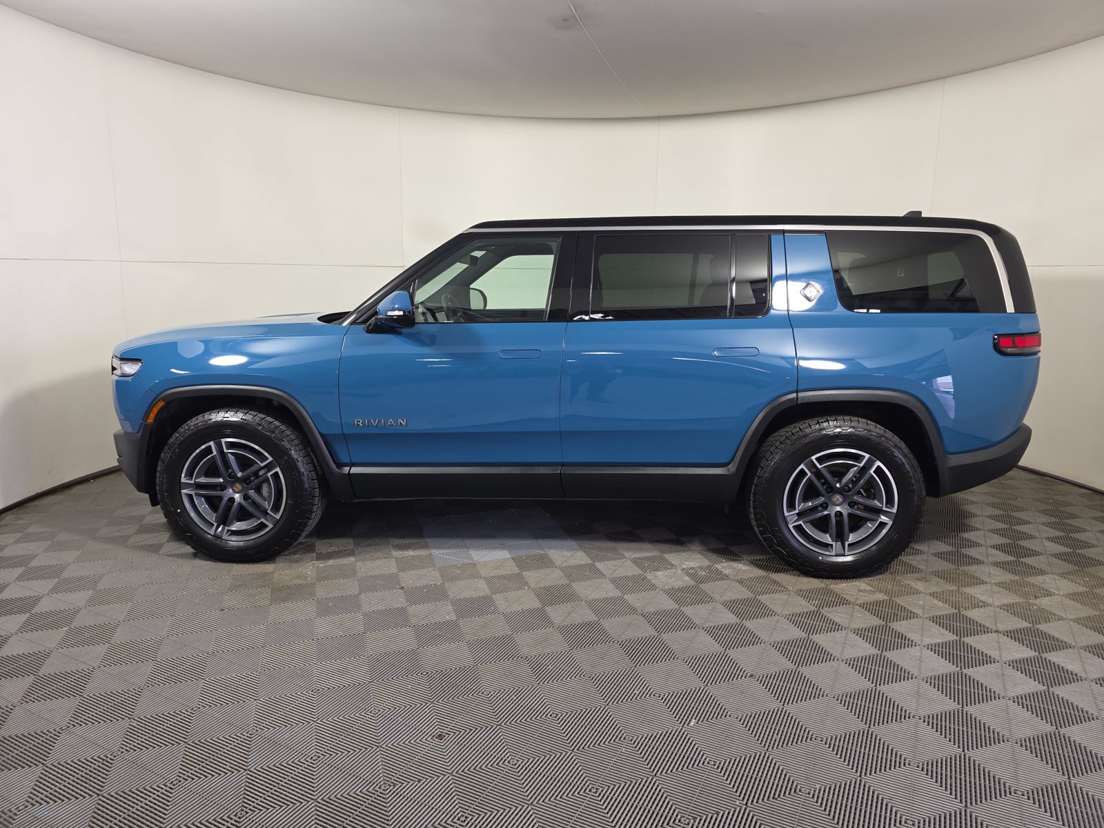 Used 2025 Rivian R1S Adventure Dual AWD/4WD image 2