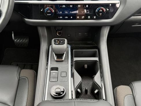 Used 2025 Nissan Pathfinder SL AWD/4WD image 21