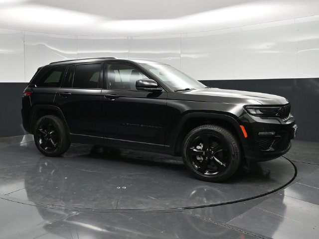 Used 2023 Jeep Grand Cherokee Limited w/ Black Appearance Package AWD/4WD image 5