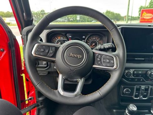Used 2025 Jeep Wrangler Unlimited Sahara AWD/4WD image 26
