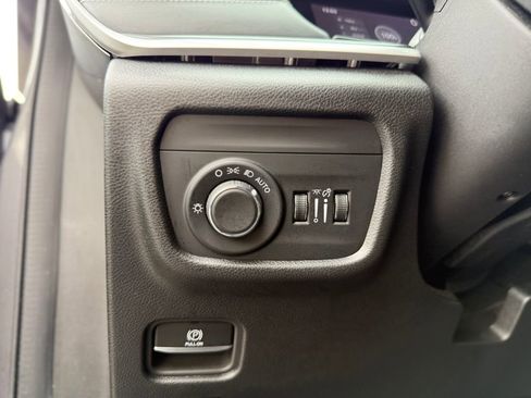 Used 2023 Jeep Grand Cherokee L Laredo AWD/4WD image 22