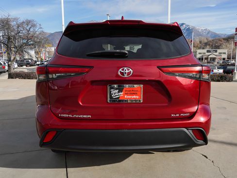 Certified 2022 Toyota Highlander XLE image 7