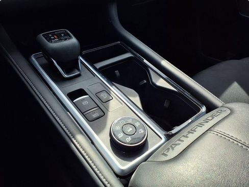 Certified 2025 Nissan Pathfinder SV image 11