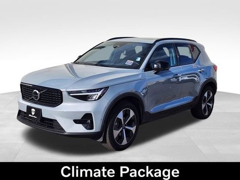 Certified 2025 Volvo XC40 B5 Plus image 5