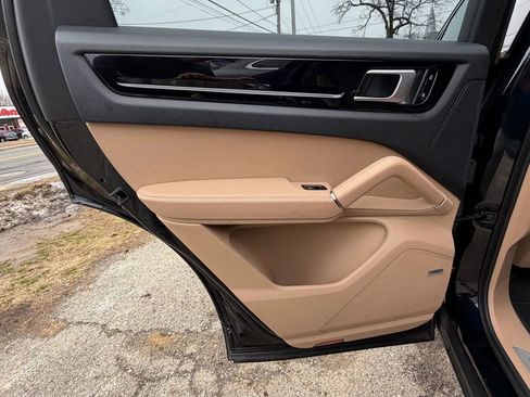 Used 2019 Porsche Cayenne S w/ Premium Plus Package AWD/4WD image 21