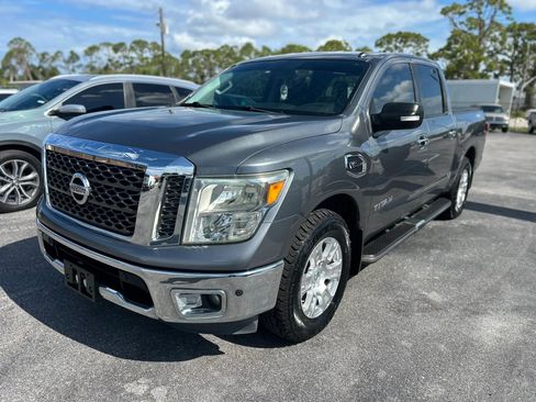 Used 2017 Nissan Titan SV RWD image 2
