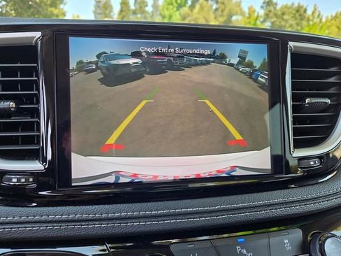 Used 2024 Chrysler Pacifica Limited FWD image 10