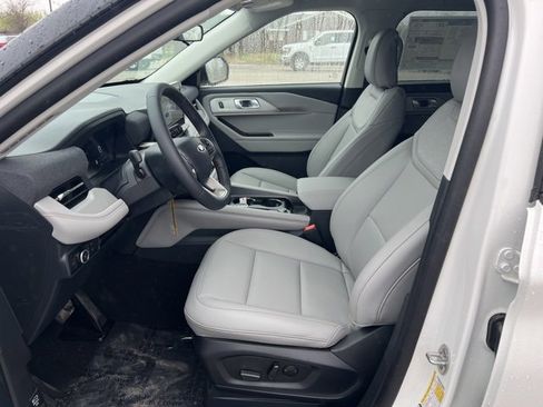 New 2025 Ford Explorer Active w/ Active Comfort Package image 13