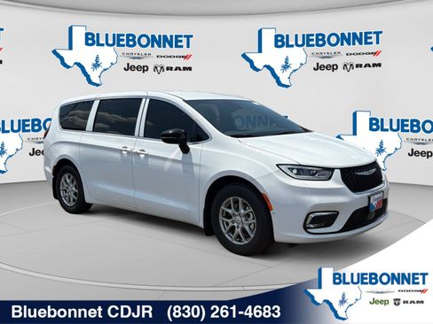 New 2026 Chrysler Pacifica Select FWD image 3